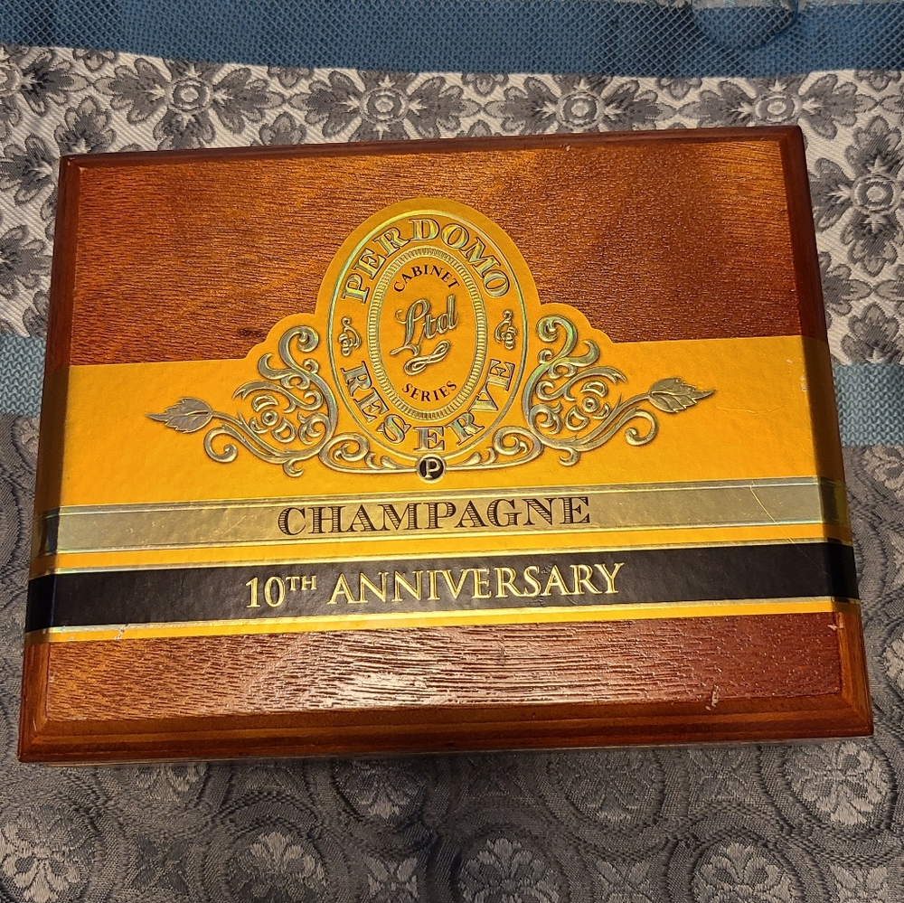 Perdomo Reserve 10th anniversary Champagne Robusto Collectible wooden cigar box
